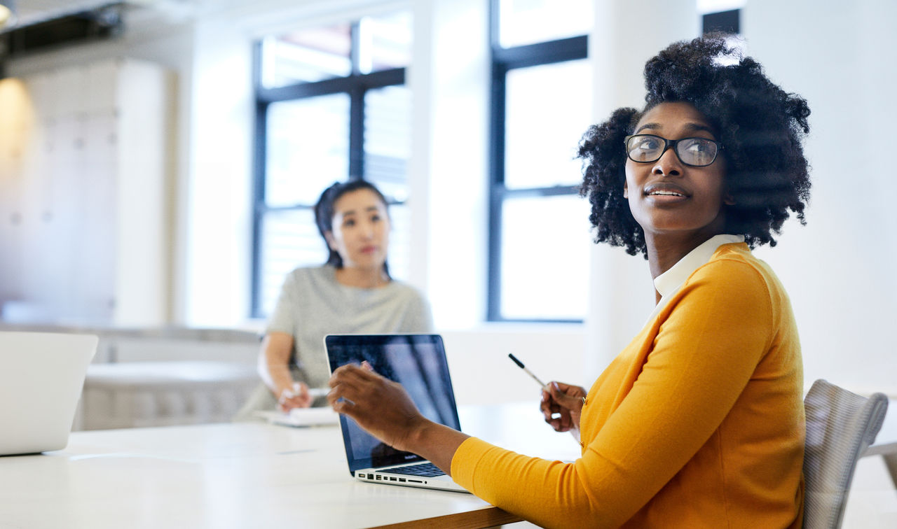 Pflegefachperson händigt Teddybär an Kind aus